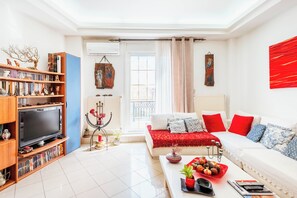 TV, books, music library, stereo