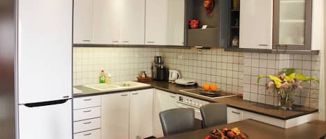 Réfrigérateur, un four, surface de cuisson, cafetiÚre-théiÚre