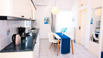 Fridge, stovetop, coffee/tea maker, electric kettle