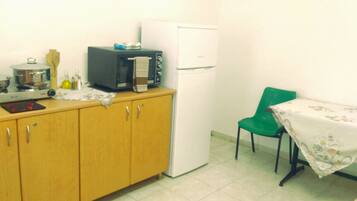 Fridge, cookware/dishes/utensils