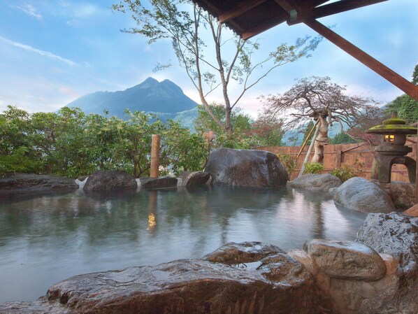 Combined shower/bathtub, deep-soaking bathtub, free toiletries - Yufuin Sanso Waremokou (Yufu)