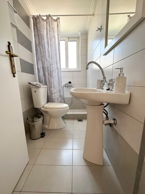 Douche, serviettes fournies, papier toilette