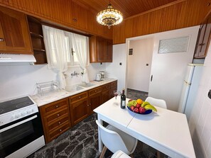 Fridge, oven, stovetop, coffee/tea maker