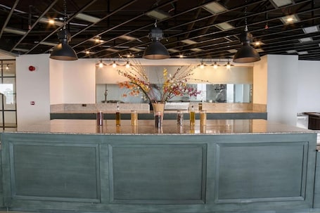 Dining. Avari Xpress Gulberg