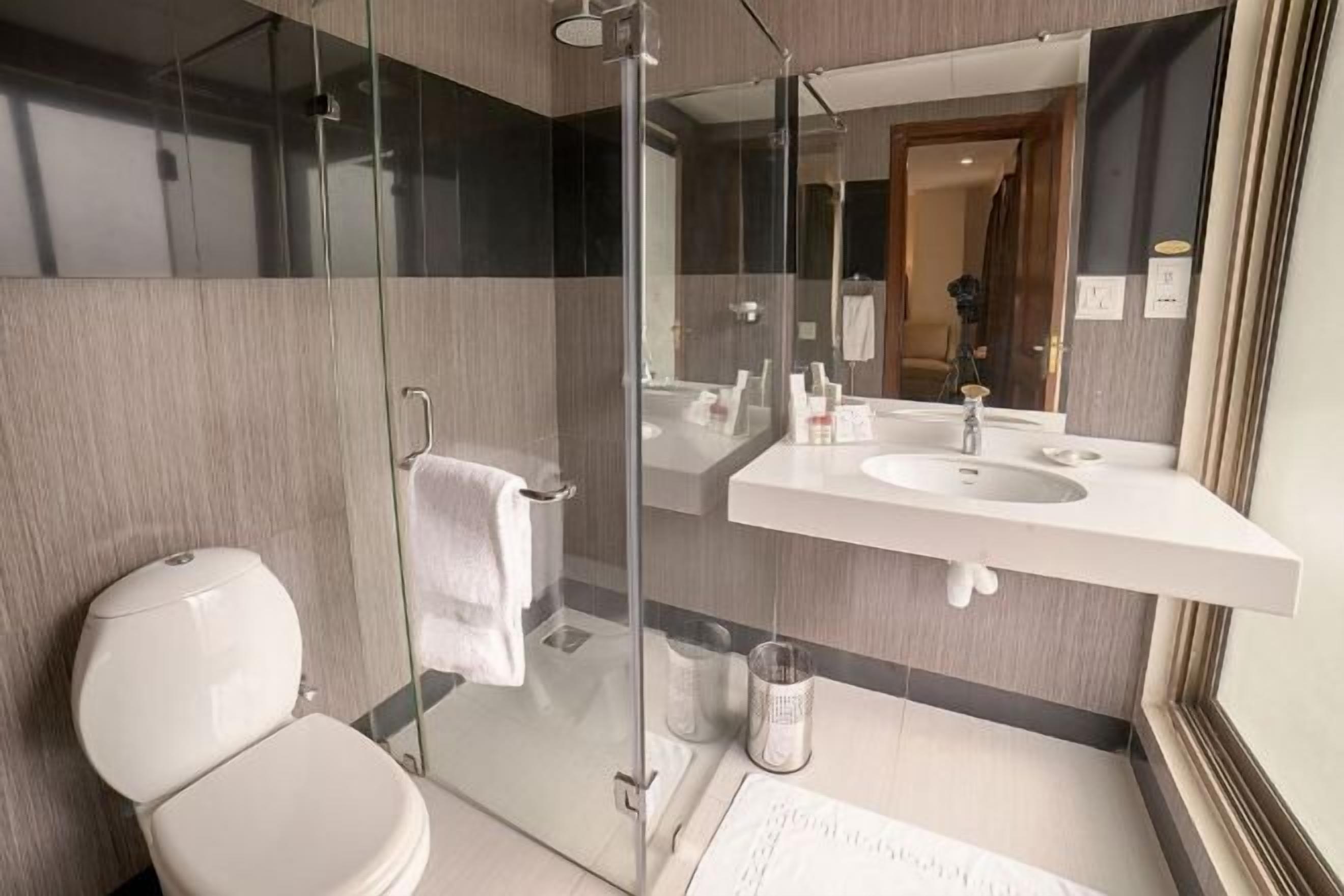 Gratis toalettartiklar, hårtork, badrock och tofflor