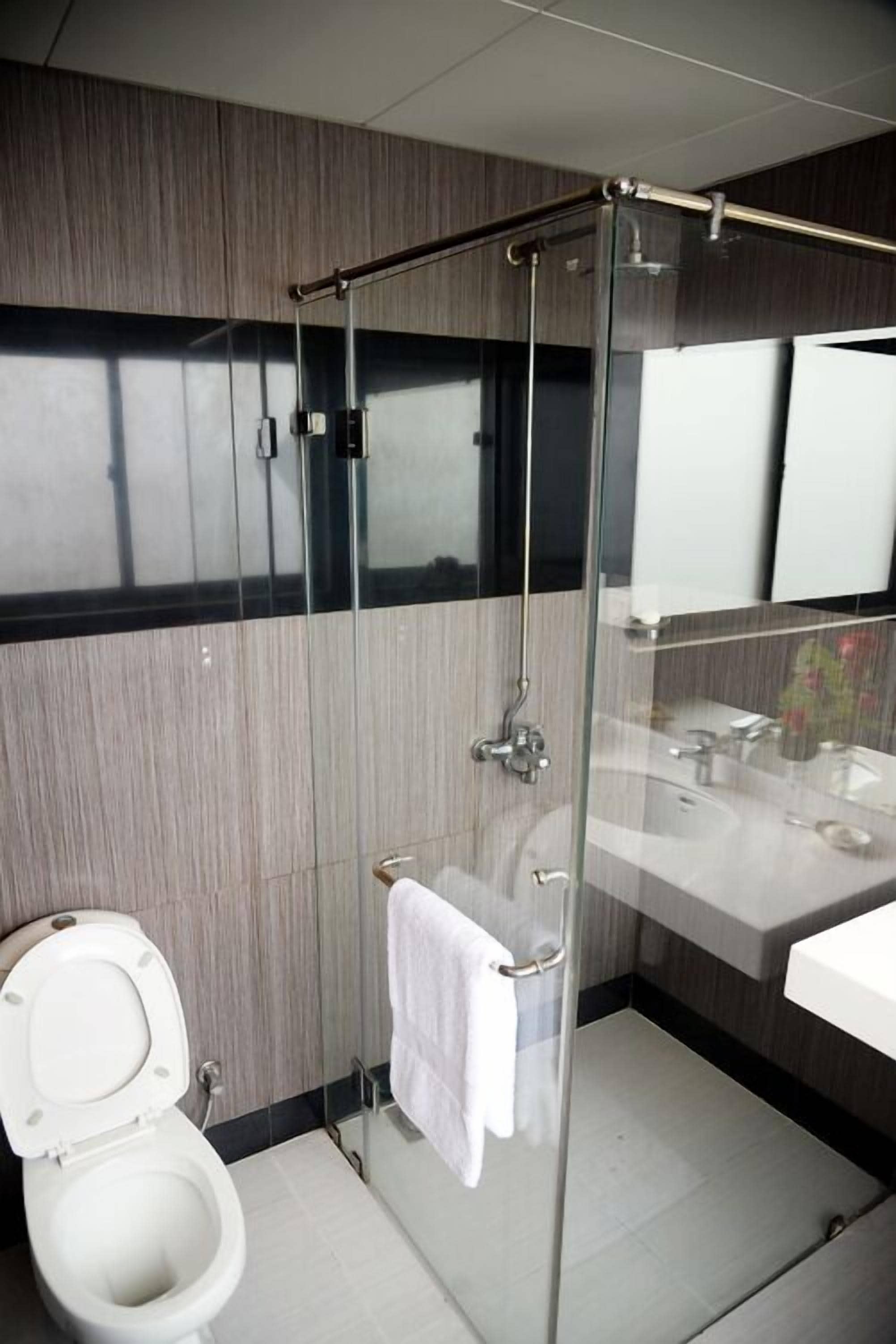 deluxe suite | bathroom | free toiletries, hair dryer, bathrobes, slippers