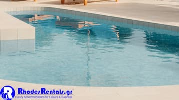 Piscina externa, espreguiçadeiras