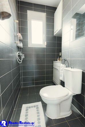 Duschwanne, Haartrockner, Handtücher, Toilettenpapier