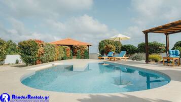 Piscina all'aperto, lettini