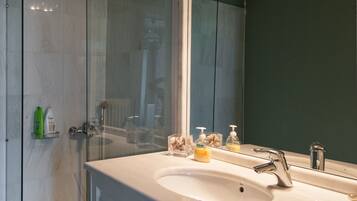 Een douche, een haardroger, handdoeken, zeep