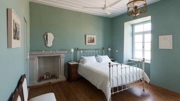 3 slaapkamers, een strijkplank/strijkijzer, gratis wifi, beddengoed