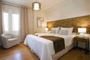 5 Schlafzimmer, Zimmersafe, Schreibtisch, Bügeleisen/Bügelbrett