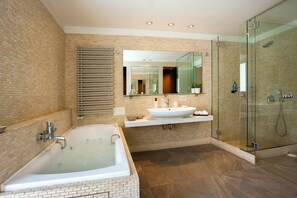 Duschwanne, Whirlpool, Haartrockner, Handtücher