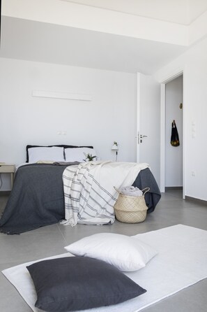2 bedrooms, desk, iron/ironing board, travel crib - Seafront house with stunning views close to Athens (Unknown)