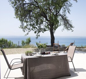 Outdoor dining - Seafront house with stunning views close to Athens (Unknown)
