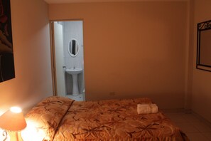 Basic-Zimmer, 1 Doppelbett | Badezimmer | Dusche, kostenlose Toilettenartikel, Haartrockner, Handtücher