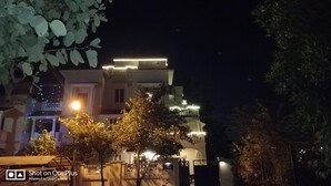 Un edificio con balcón y un cartel que dice 'Zade House'.