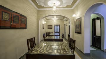 Daily cooked-to-order breakfast (INR 100 per person)