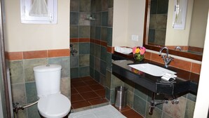 Un baño con inodoro, lavabo y ducha.