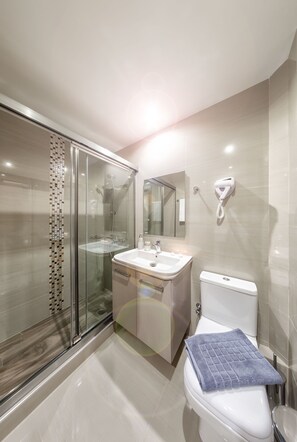 Shower, hair dryer, towels