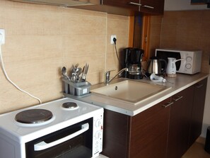 Kühlschrank, Ofen, Wasserkocher mit Kaffee-/Teezubehör, Wasserkocher
