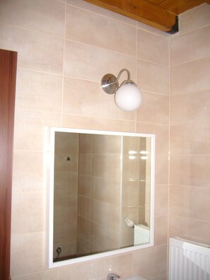 Douche, sèche-cheveux, serviettes fournies, savon