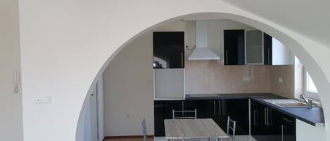 经济公寓, 阳台, 一层 | 私人厨房 | 冰箱、微波炉、炉灶、电热水壶