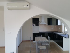 Apartamento econômico, sacada, no piso térreo | Cozinha privada | Geladeira, micro-ondas, cooktop, chaleira elétrica