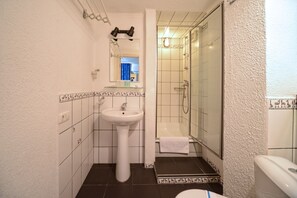 Hair dryer, towels, soap, shampoo - We are greatful for your support🇺🇦 (Київ)