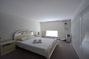 2 bedrooms, in-room safe, iron/ironing board, WiFi - We are greatful for your support🇺🇦 (Київ)