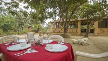 Petit déjeuner composé de spécialités régionales (5000 INR par personne)