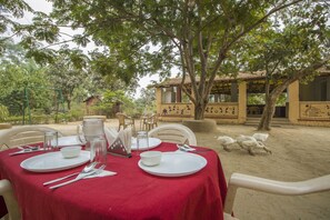 Desayuno con opciones de la cocina local diario (INR 5000 por persona)