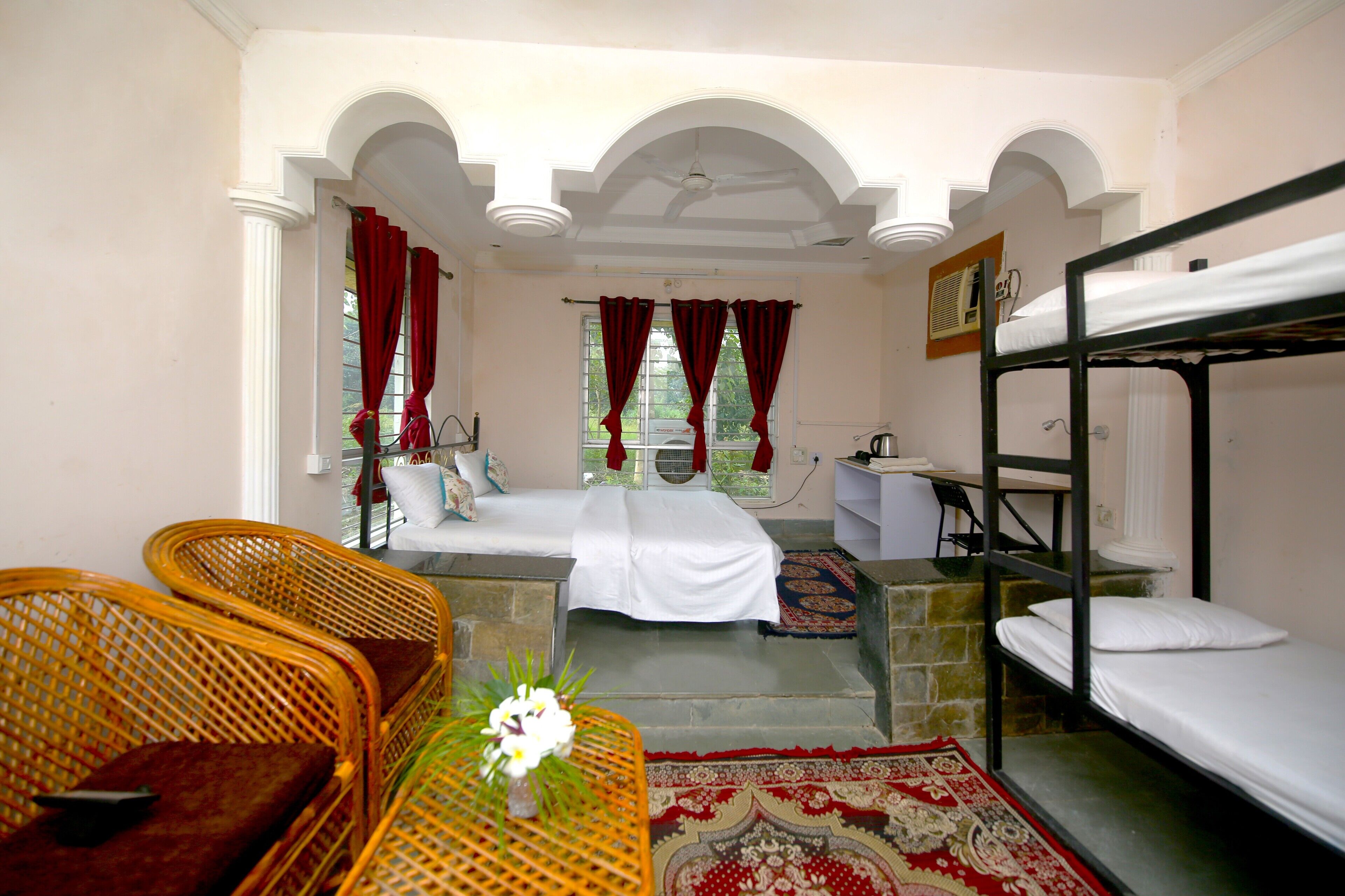 Super Deluxe Non AC | 1 室のベッドルーム、羽毛の掛け布団、WiFi (無料)、ベッドシーツ