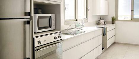 Refrigerador, microondas, horno y parrilla de estufa