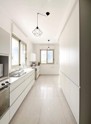 Køleskab, mikrobølgeovn, ovn, kogeplade