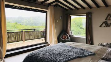 Travel Room | Individually decorated, individually furnished, rollaway beds, free WiFi