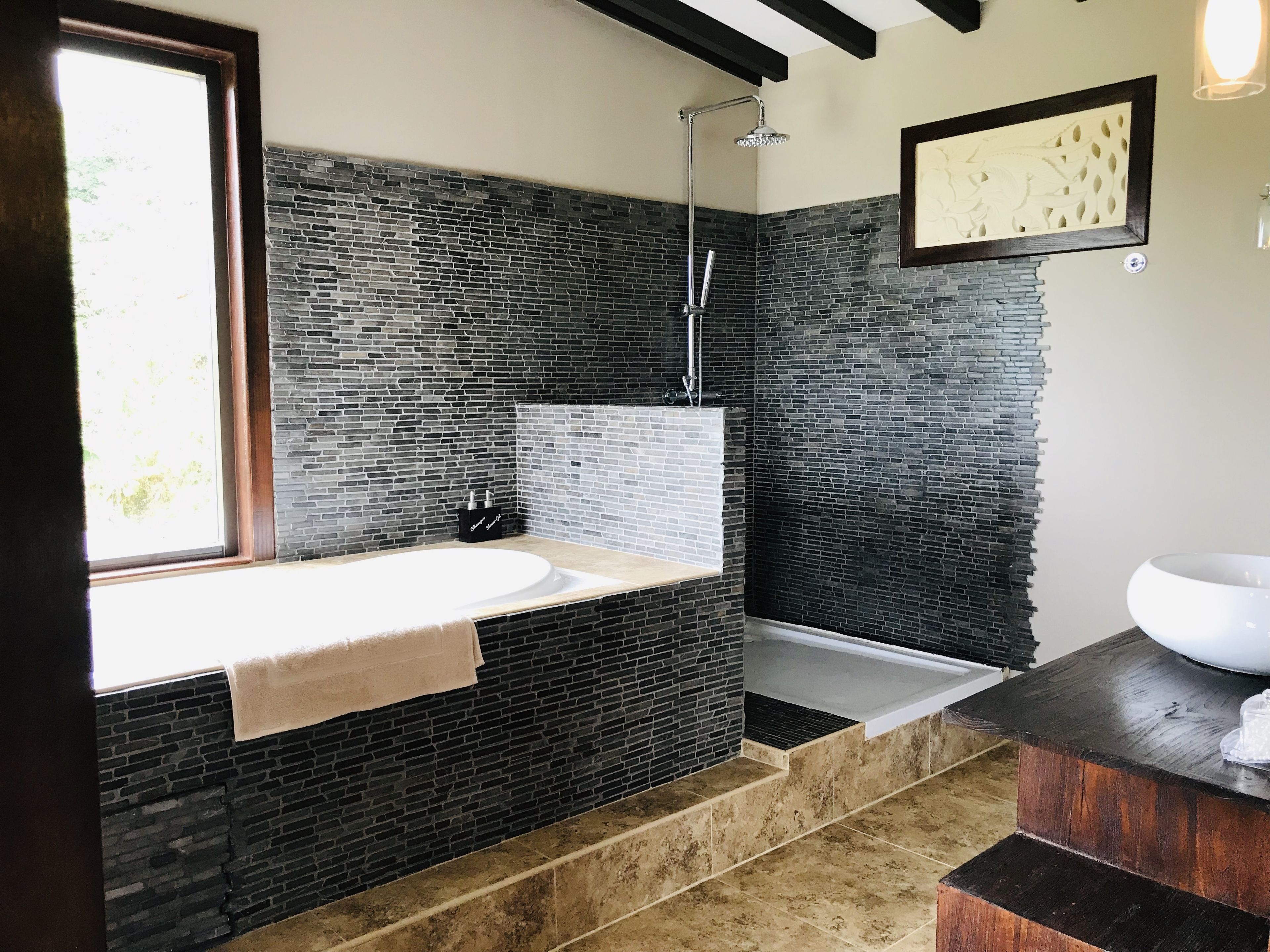 Travel Room | Bathroom | Separate tub and shower, free toiletries
