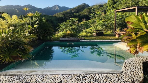 Un espace piscine extérieur paisible, offrant une vue dégagée sur les montagnes en arrière-plan.