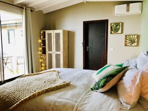 Phòng đôi Deluxe, 1 giường cỡ king, quang cảnh biển, đối diện biển | Trang trí khác biệt, trang bị nội thất với thiết kế riêng biệt 