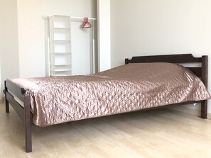 1 slaapkamer, een strijkplank/strijkijzer, wifi