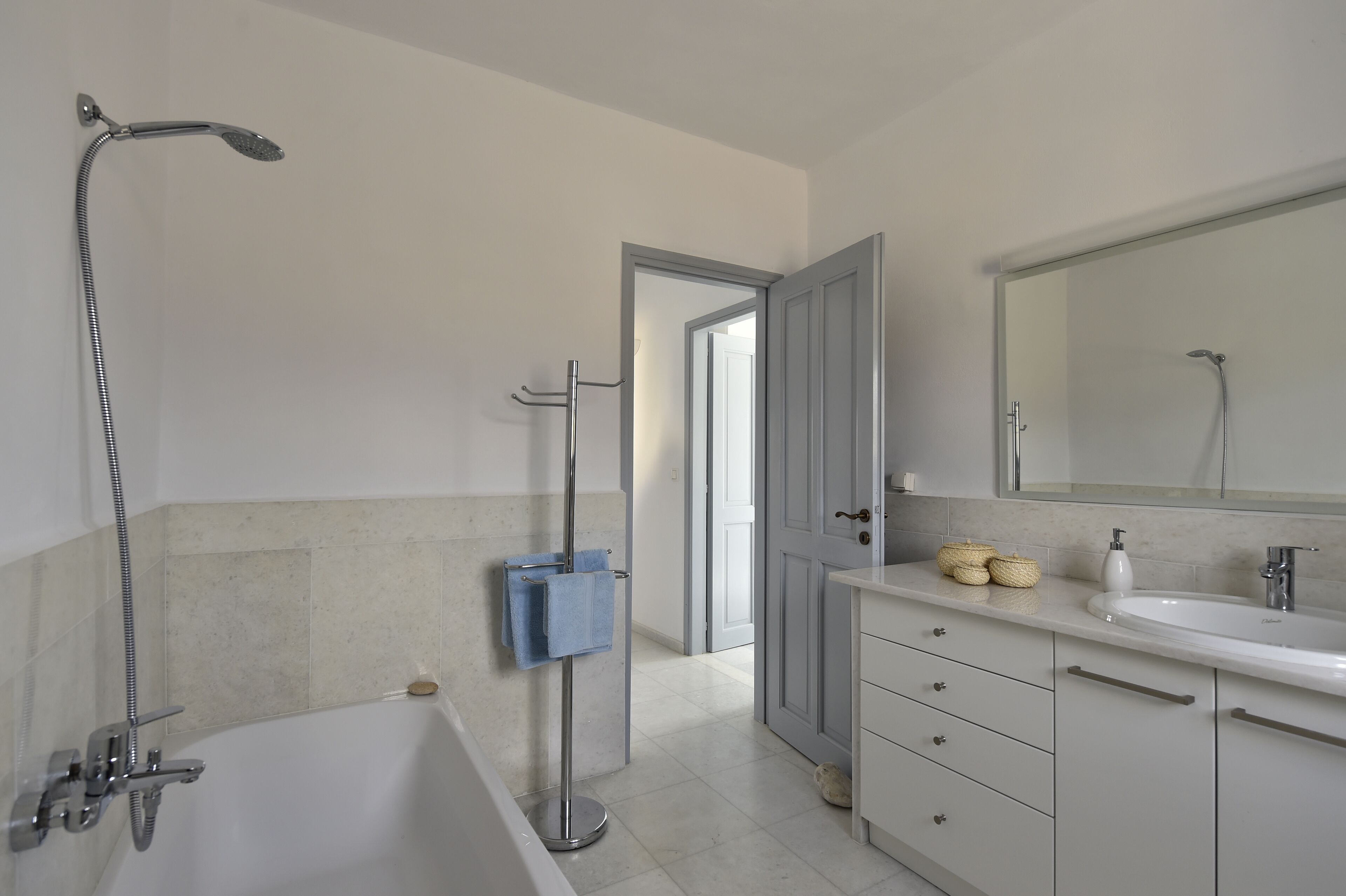 Ein modernes Badezimmer mit einer Badewanne, einer Dusche und einem Waschbecken.