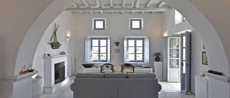 Smart TV, fireplace, music library, stereo