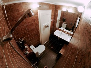 Ducha, secador de pelo, toallas y champú