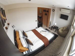 Tabla de planchar con plancha, wifi, ropa de cama