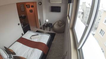 Iron/ironing board, WiFi, bed sheets