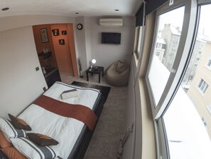 Iron/ironing board, WiFi, bed sheets