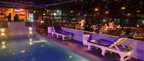 Alberca al aire libre, acceso de 08:00 a 19:00, y camastros