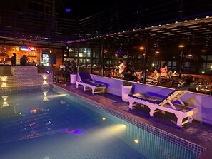 屋外プール、営業時間 8:00 ～ 19:00、サンラウンジャー