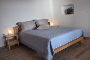 2 slaapkamers, een strijkplank/strijkijzer, internet, beddengoed