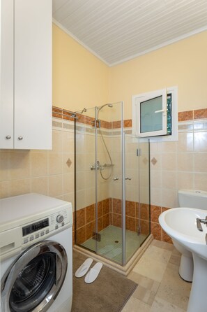 Shower, hair dryer, towels - Villa Raisin Kassiopi (Κασσιόπη)